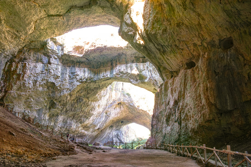 Деветашка пещера, България