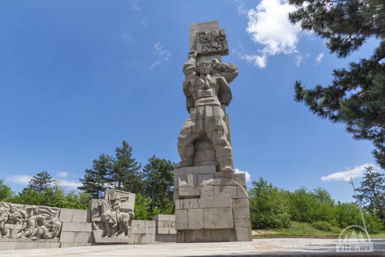 Мемориален комплекс Априлци, град Панагюрище, България - RILA.WS