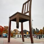 Скулптура на счупен стол, Женева